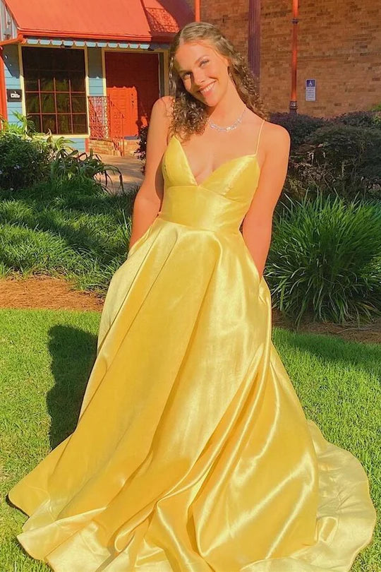Vestido de fiesta largo estilo imperio, sencillo, con tirantes finos y cola, sin espalda